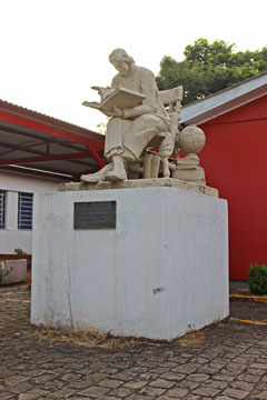 Dois Irmãos - Monumento ao Livro na frente do Corpo de Bombeiros